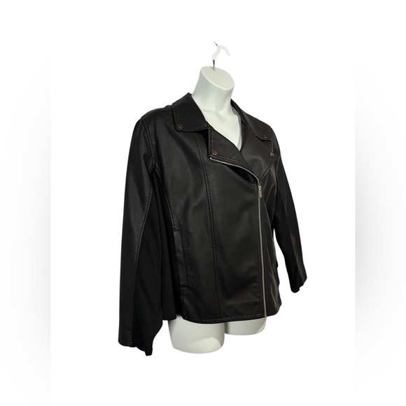 Penningtons, Plus Size Black Faux Leather Moto Jacket, 2X 🏍️ - Picture 6 of 11